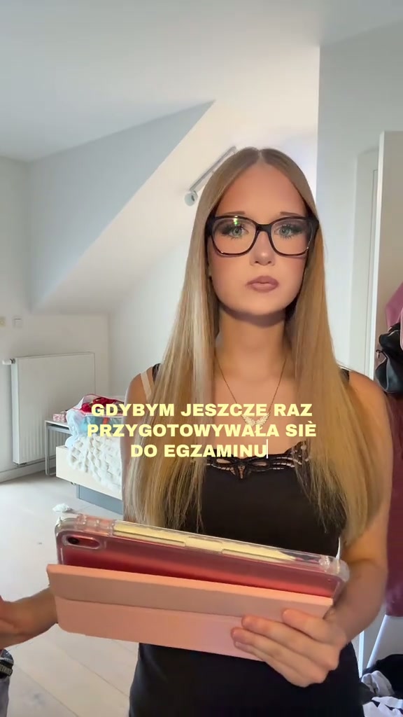 Klatka z recenzji TikTok Oliwii Żabłockiej